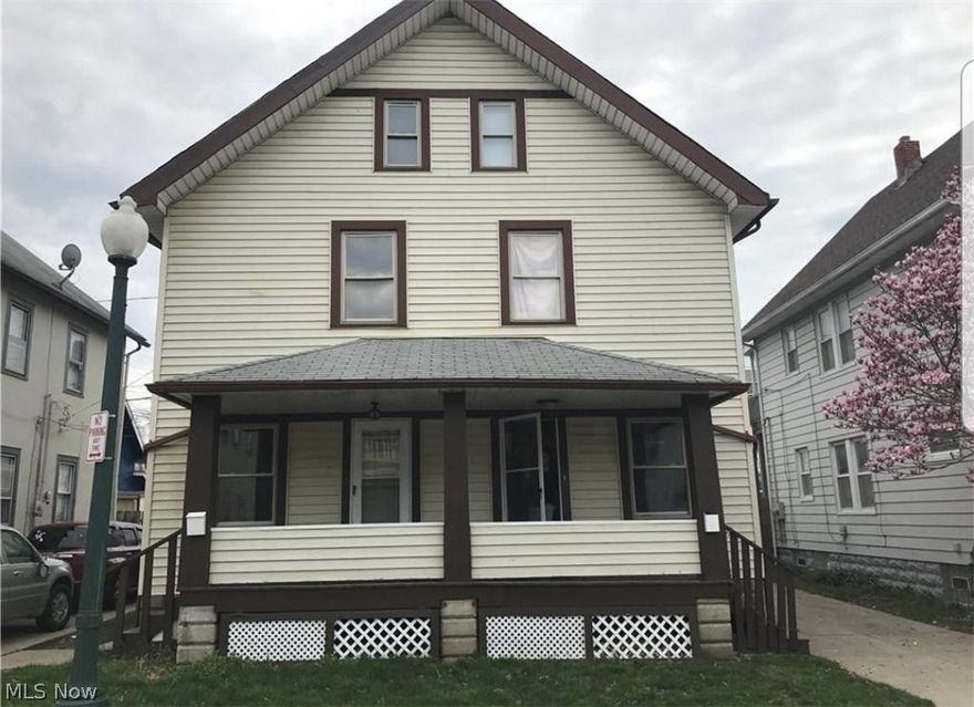 Stunning 3 bedroom 1 bath house in LAKEWOOD close to downtown and the shoreway! Won't last!