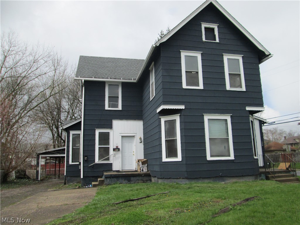Triplex for sale! All units have 1 bedroom, 1 bath. 1+ car garage and off-street parking. All units are currently vacant. Rent Roll attached in supplements. Some renovations are in progress. Sells AS-IS. Cash preferred. Seller financing available with the right criteria. 48 hour notice for all showings. No Sunday showings. Bring your offer! Investors welcome!