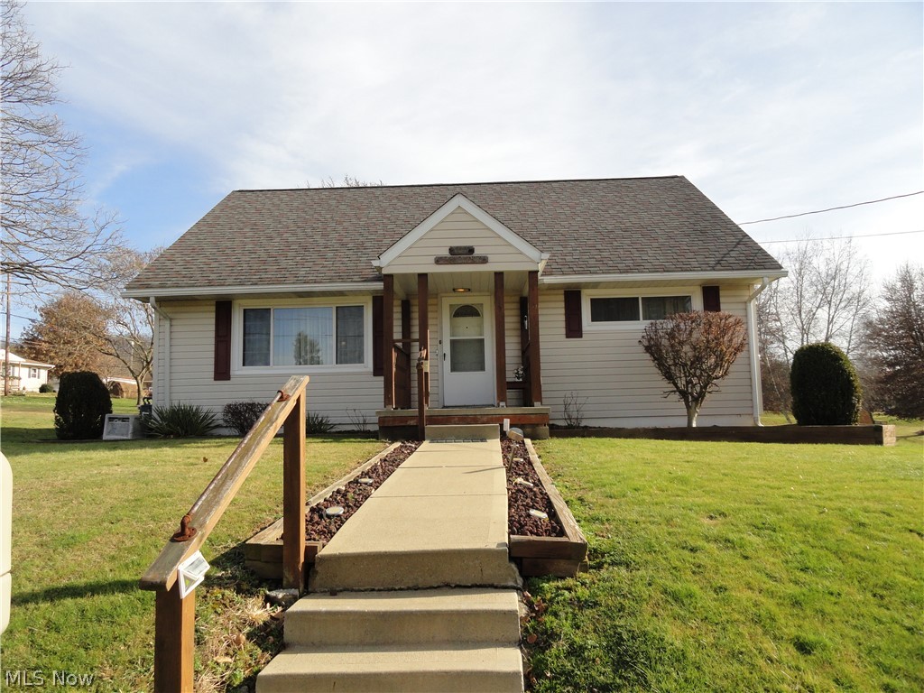 Well maintained home in move in condition, quiet neighborhood, situated on 5 level lots within minutes to grocery store, post office and drug store. 4 bedrooms, 1 1/2 baths integral garage, and a large covered deck.
Range, refrigerator, washer and dryer stay.