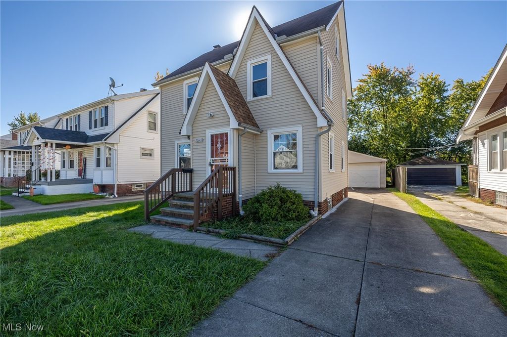 Photo of 20006 Mountville Drive, Maple Heights, OH 44137 (MLS # 5166156)