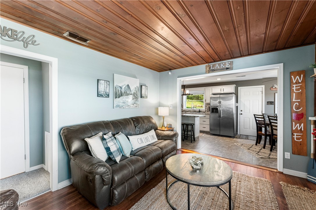 2400 Lakeside Drive, Lakemore, Ohio image 11