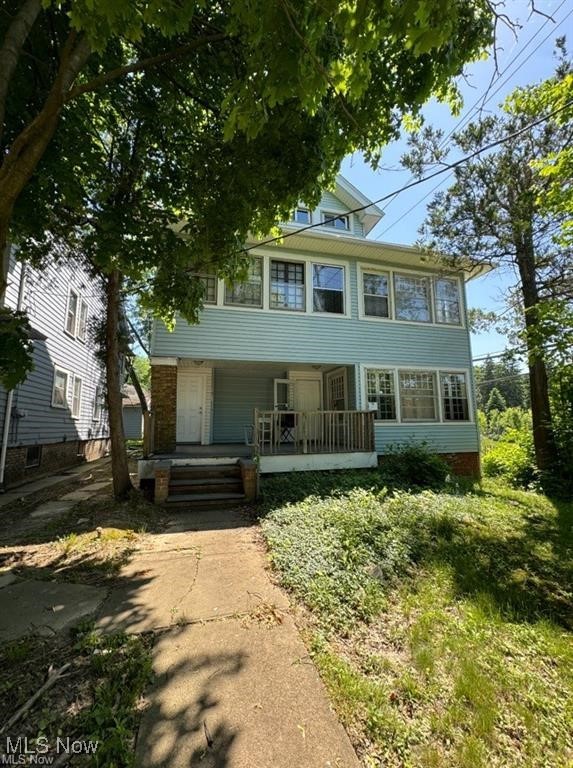 Wonderful 3rd Floor Spacious 1 bedroom with large living room and 2 walk-in closets/storage areas. Very cute !!! Call today to schedule an appointment.