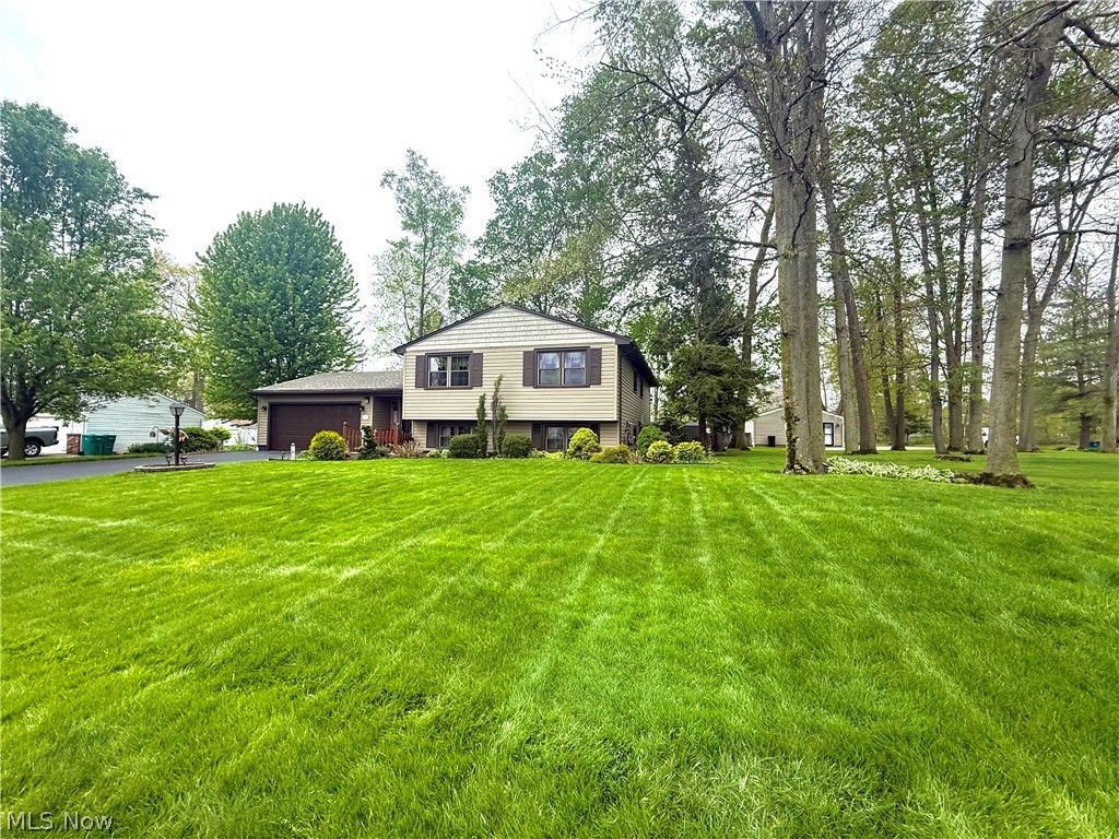 Photo of 3225 Caprice Drive SW, Warren, OH 44481 (MLS # 5206314)