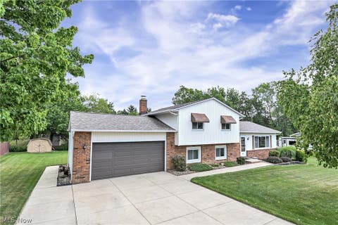 Homes For Sale - 8123 Stuart Court<br/> North Royalton, OH 44133