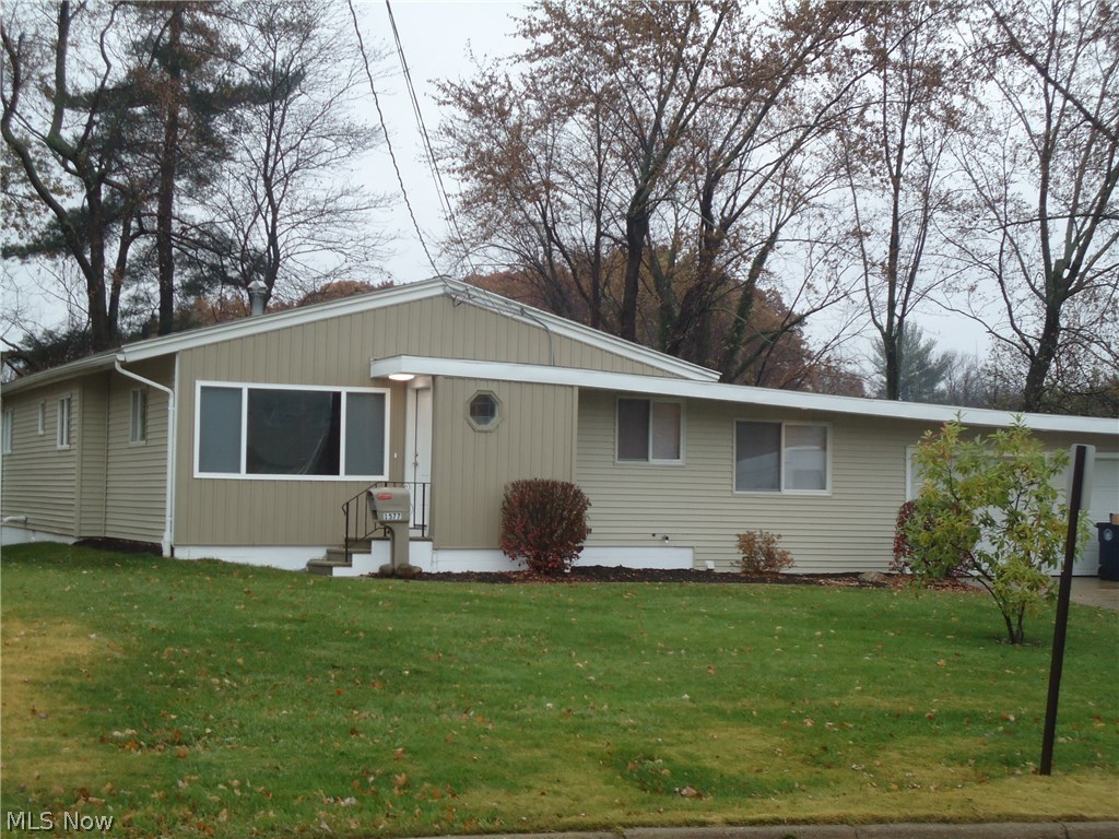 MOVE IN CONDITION!! Like new spacious 4 bedroom/2 bath Ranch home on double lot. Features include beautiful hardwood flooring, neutral décor, crown molding & so much more. Remodeled kitchen with new stainless appliances -- new vinyl siding (2017)-- new roof (2016)-- new furnace & central air (2017)-- newer doors & windows. Family room leading to huge sunroom/enclosed porch perfect for entertaining or relaxing. 2 car attached garage and concrete patio.
Large basement perfect for storage-workshop or man cave! Home warranty included!