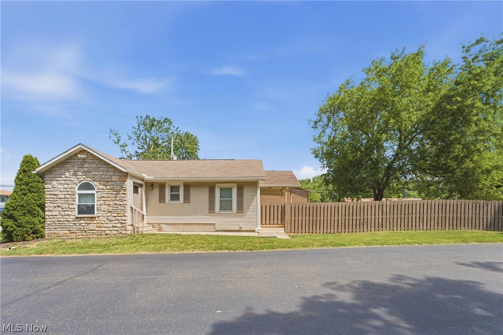 Photo of 679 Saint Andrews Court, Akron, OH 44312 (MLS # 5222416)
