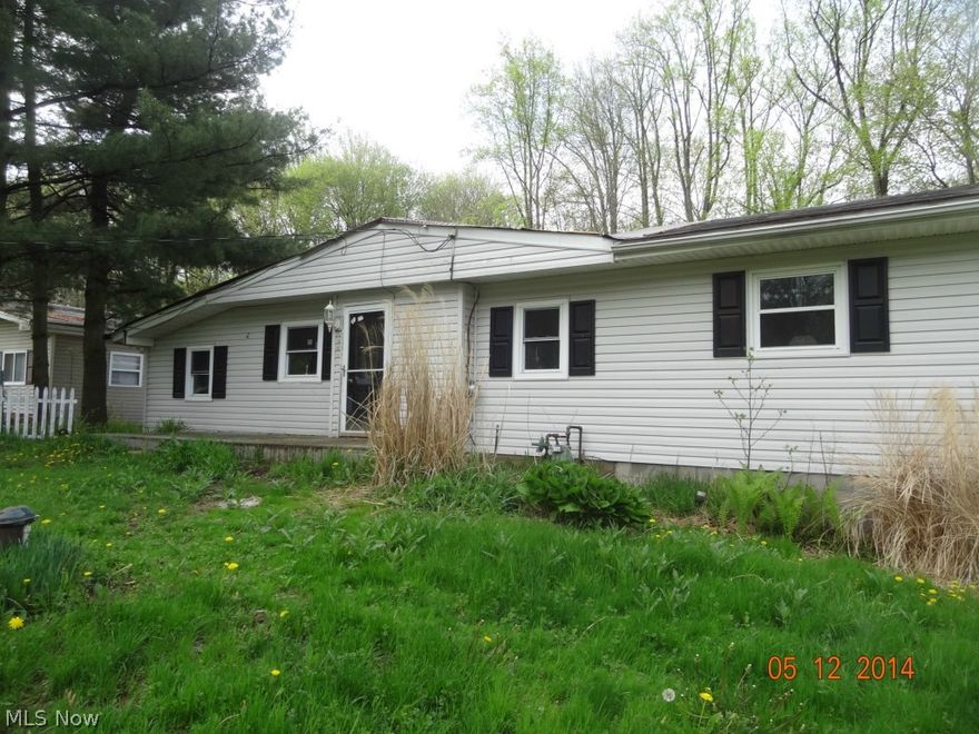 Priced to sell.  Vinyl siding, large back deck, newer windows, fenced back yard.  Quite dead end street.