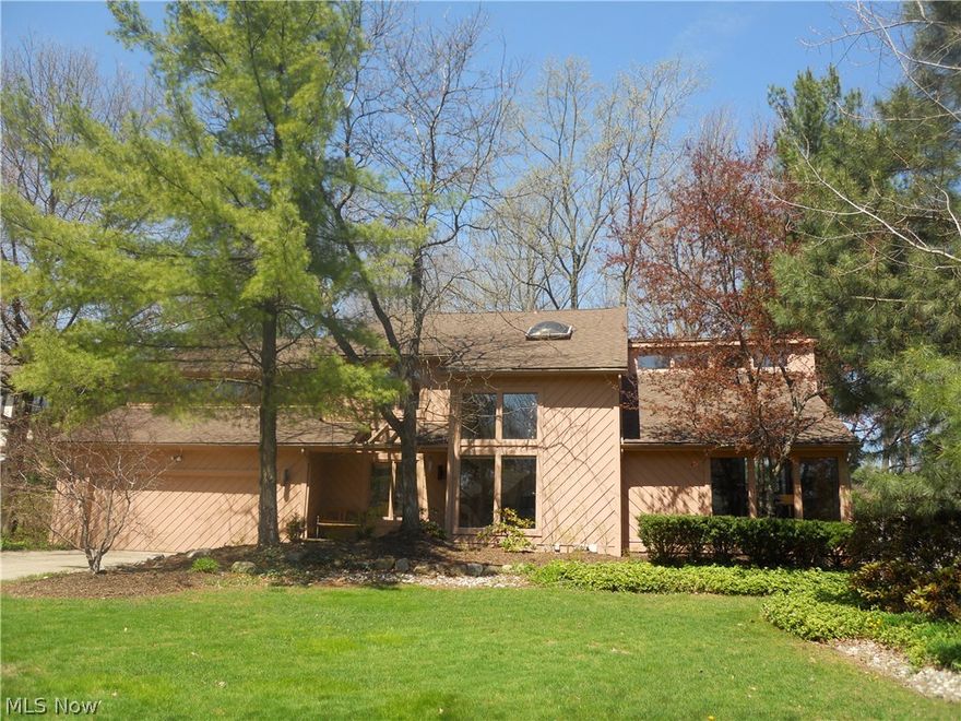 Fabulous open floor plan contemporary in North Solon's SOM Hills on spectacular park-like lot! Many NEW recent updates throughout! NEW updated enormous kitchen with new granite, cabinets & stainless appliances! NEW paint & carpet throughout most rooms! Light and bright
2 story open foyer with hardwood floors & angled wood staircase! Walls of windows & skylights throughout! Incredible 2 story vaulted living room/family room with stone wall fireplace & wet bar! Updated baths with gorgeous custom designed master vanity! 1st floor den/office. 3rd floor bonus 5th bedroom! Fenced lot with 3 tier deck, brick patio, & pond! Finished lower level with wet bar! NEW ROOF (2013), NEW electrical panel, NEWER exterior paint! DO NOT MISS THIS HOME!!