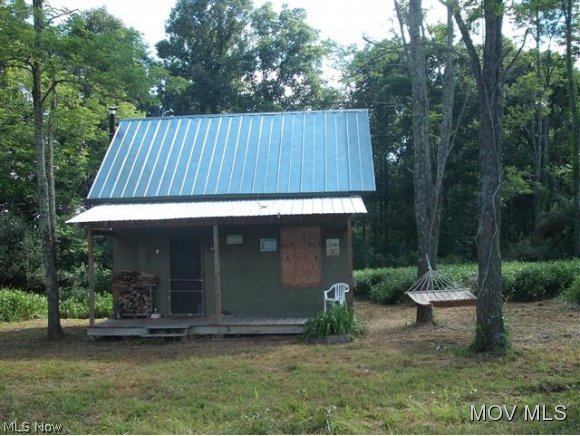 Cabin in place for a great hunting or recreational retreat. Mixture of woods and open fields along with great views. Elem: Harrisville Elementary School Elem/Bus: Y JrHigh: Ritchie County Middle School JrHigh/Bus: Y High: Ritchie Cty. High High/Bus: Y Fire: VOL Police: SHF PossFreeGas: Y