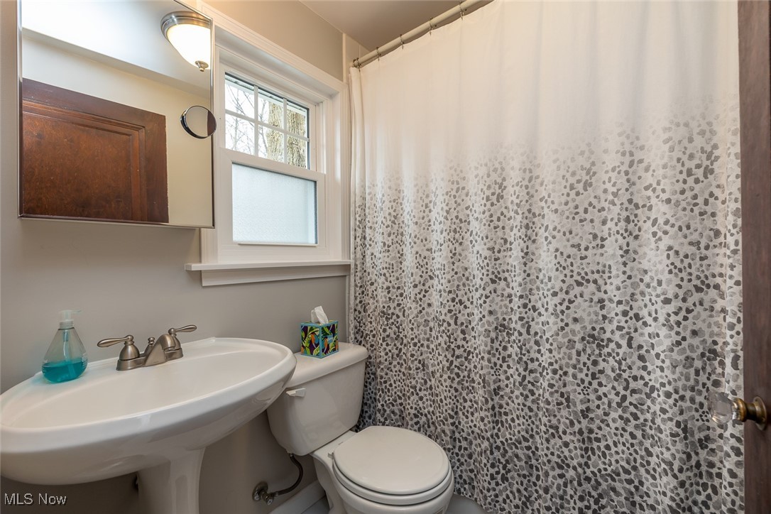 8334 Mapleway Drive, Olmsted Falls, Ohio image 18
