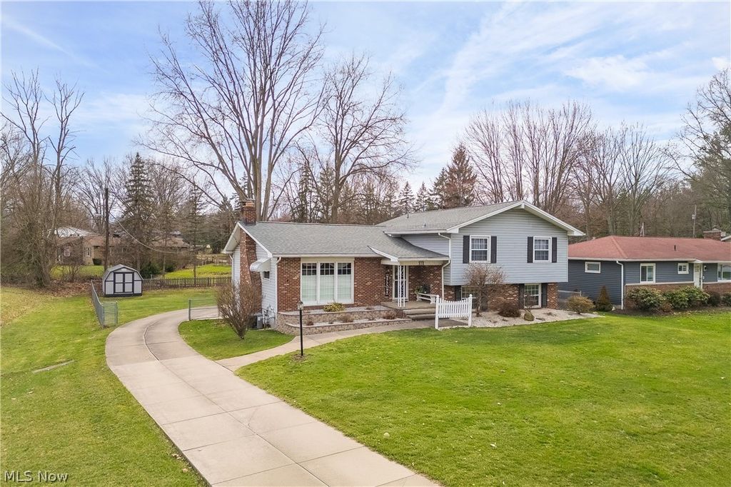 Photo of 850 Robinson Avenue, Barberton, OH 44203 (MLS # 5194148)