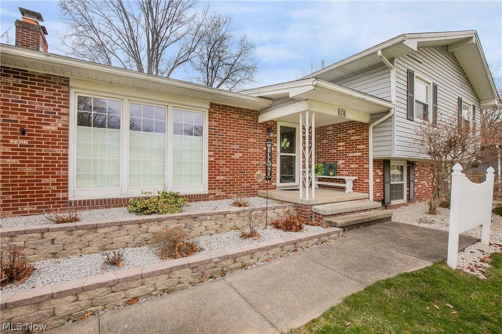 Photo of 850 Robinson Avenue, Barberton, OH 44203 (MLS # 5194148)