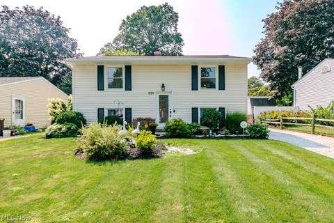 Homes For Sale - 1856 Stirling Road<br/> Madison, OH 44057