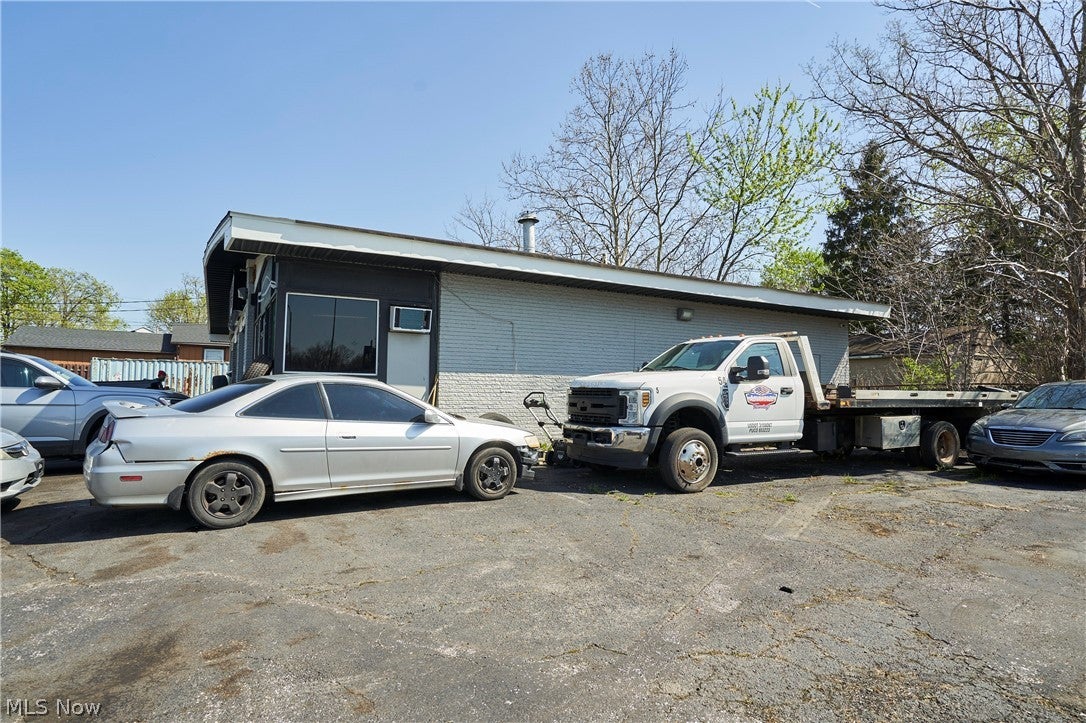 4925 Lee Road
