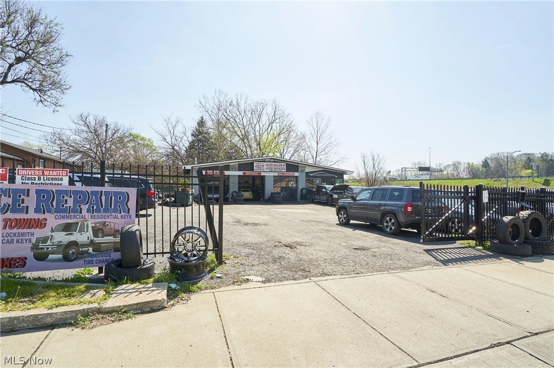 4925 Lee Road