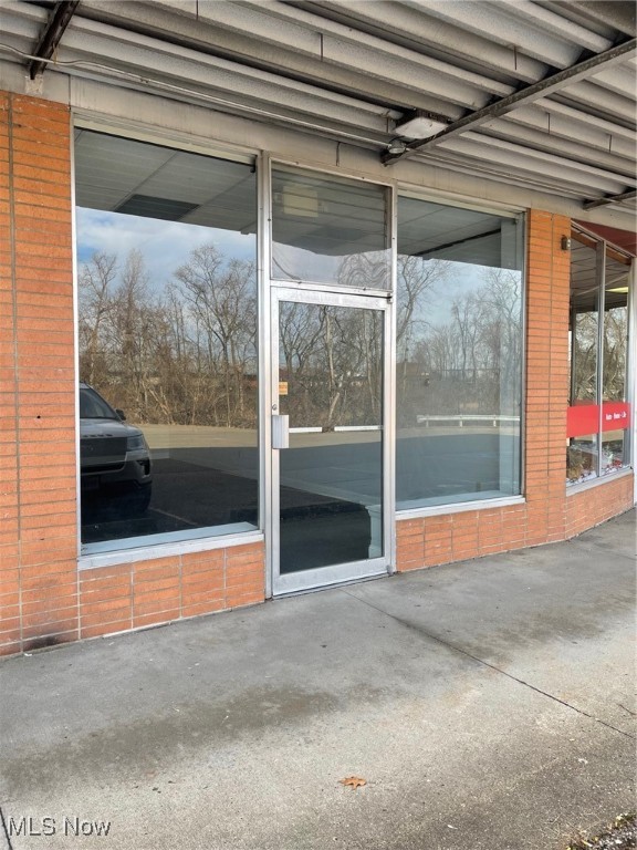 Dewey Ave. Office Center is offering a Great High Traffic Commerical Location for your business. Call today for details. $800.00 per month, plus additional fee of $40.00 per month for water/Sewer/Trash, water usage not to exceed 2000 gallons or tenant pays overage.
