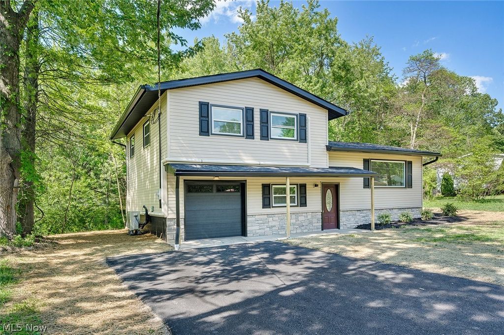 Photo of 6967 Tamarack Drive, Hubbard, OH 44425 (MLS # 5211532)