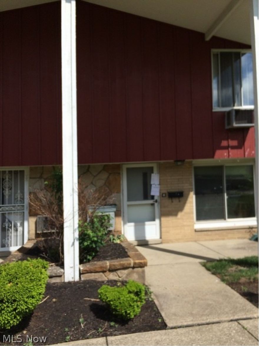 MUST SEE!! Outside maintenance free living in this Colonial Park Condo. Spacious eat in kitchen area and 2 bedrooms - Great Starter home.  Bring your decorating ideas for your personal touches.  Schedule your showing today and submit your offer.