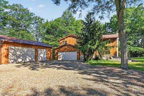 Homes For Sale - 17506 Leggett Road<br/> Geauga County, Montville, OH 44064