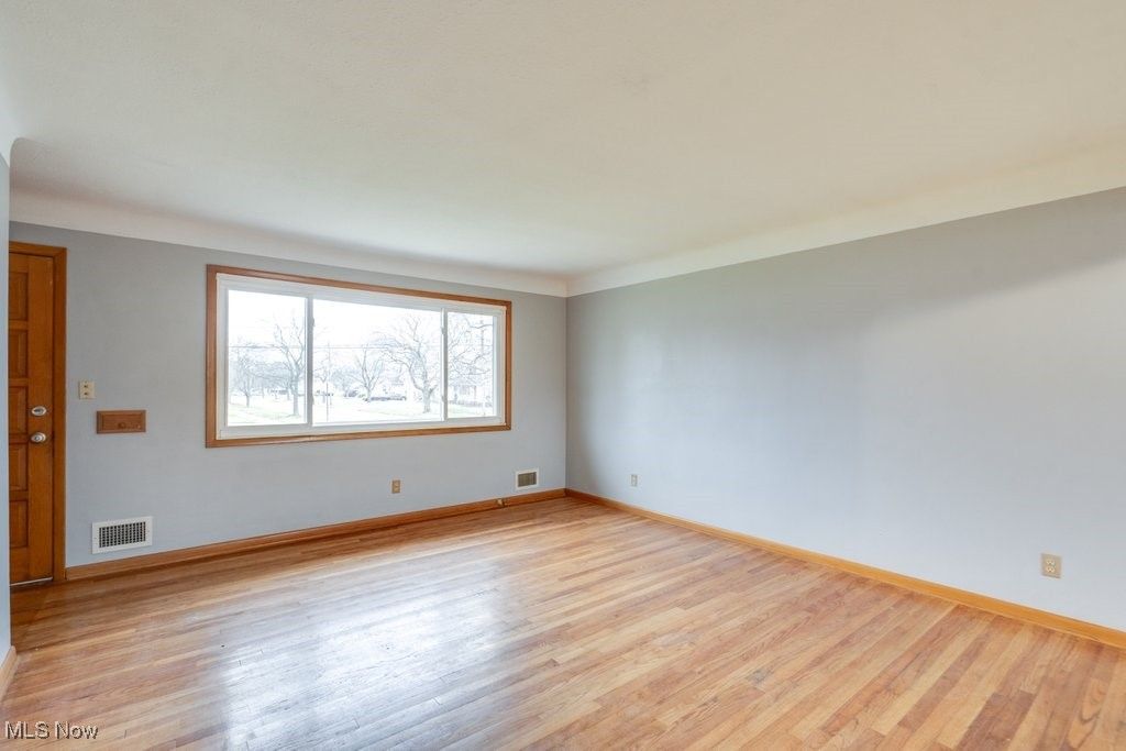 Photo of 33 Meadowgate Boulevard, Bedford, OH 44146 (MLS # 5178866)