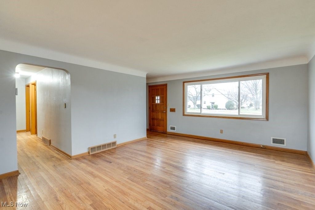 Photo of 33 Meadowgate Boulevard, Bedford, OH 44146 (MLS # 5178866)