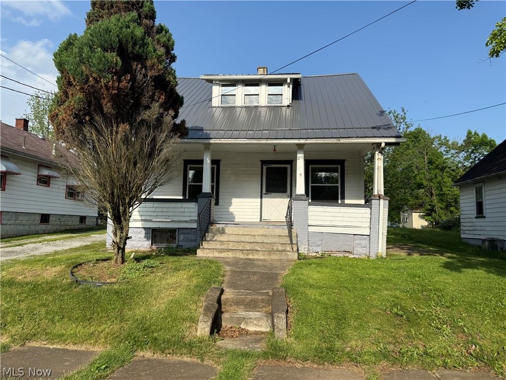 Photo of 210 Perry Street #Front, Struthers, OH 44471 (MLS # 5188326)