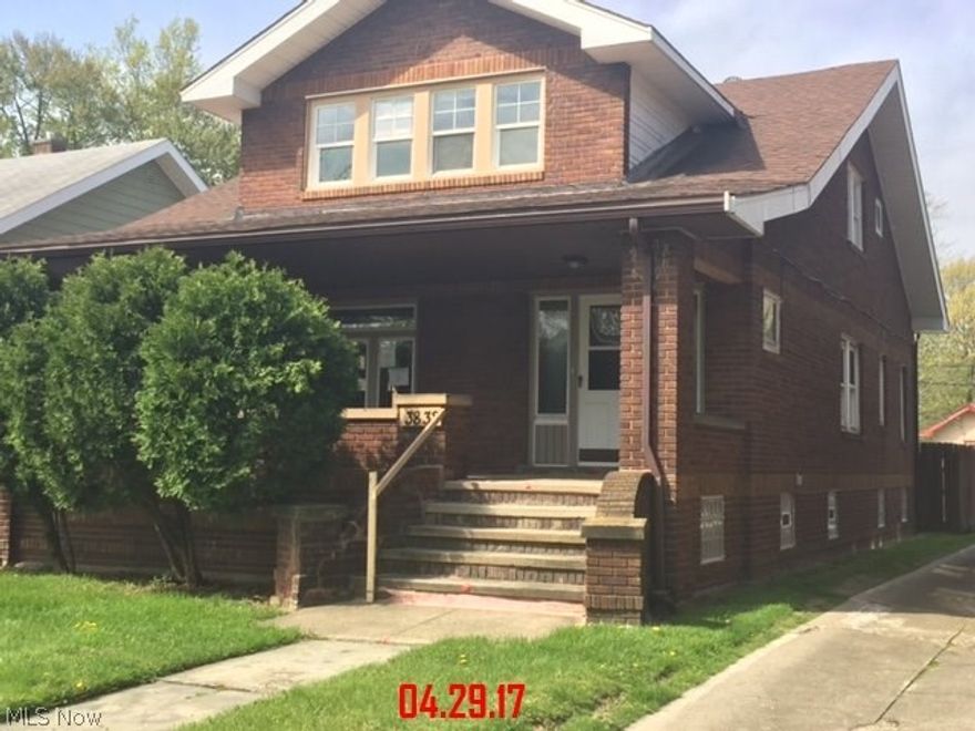 NEED lots of space---Here it is!  A great (5) five bedroom (3) bath home just waiting for your special TLC.  Will not last!!!!
Insured Escrow 
Partially finished basement,Great covered front porch...

Buyer responsible for own due diligence, inquiry and verification of all property information, condition, square footage, tax, POS requirements and parcel data. Broker is not liable or responsible to verify any information as all data in MLS is reflective of public records. Buyers recommended to investigate all data. Seller will not make repairs, property sold in as-is condition without guarantee or warranty by seller.