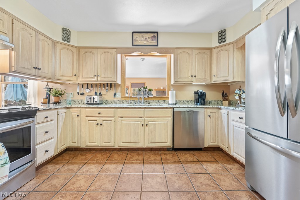 853 Fairway Drive, Alliance, Ohio image 3
