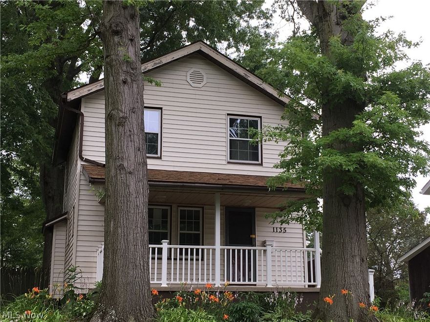 Interesting single family home with approximately 966 square feet of a living space offers 2 bedrooms, 2 bathrooms, galley style kitchen, partial basement, deck/patio, backyard, and a garage. It is also accessible to shop, schools, and other amenities. Don't let this one pass you by, contact a local agent now for your viewing schedule.