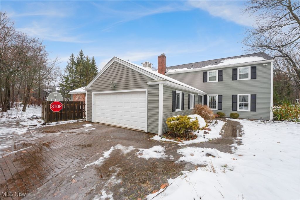 Photo of 369 Fox Run Trail, Aurora, OH 44202 (MLS # 5176107)