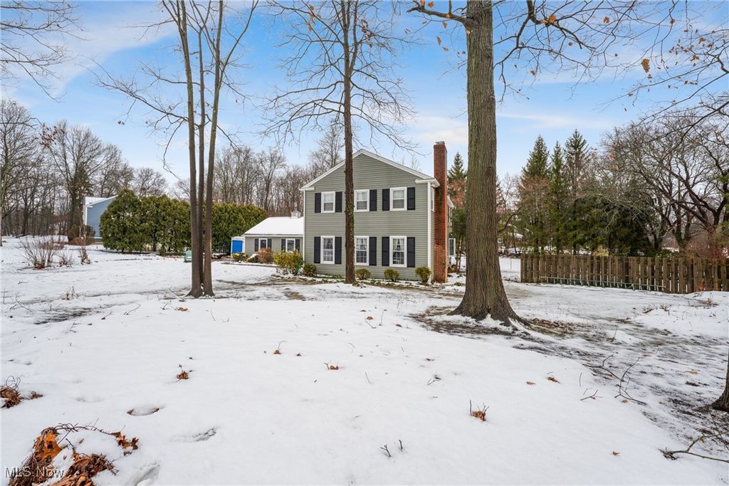 Photo of 369 Fox Run Trail, Aurora, OH 44202 (MLS # 5176107)