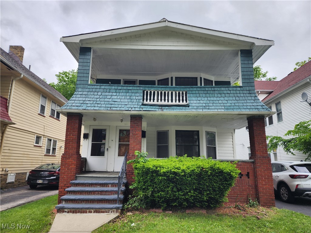 Welcome to a 2 bed 1 bath 1st floor duplex unit conveniently located off of Noble Rd in Cleveland Heights. Don't wait, schedule your showing today!