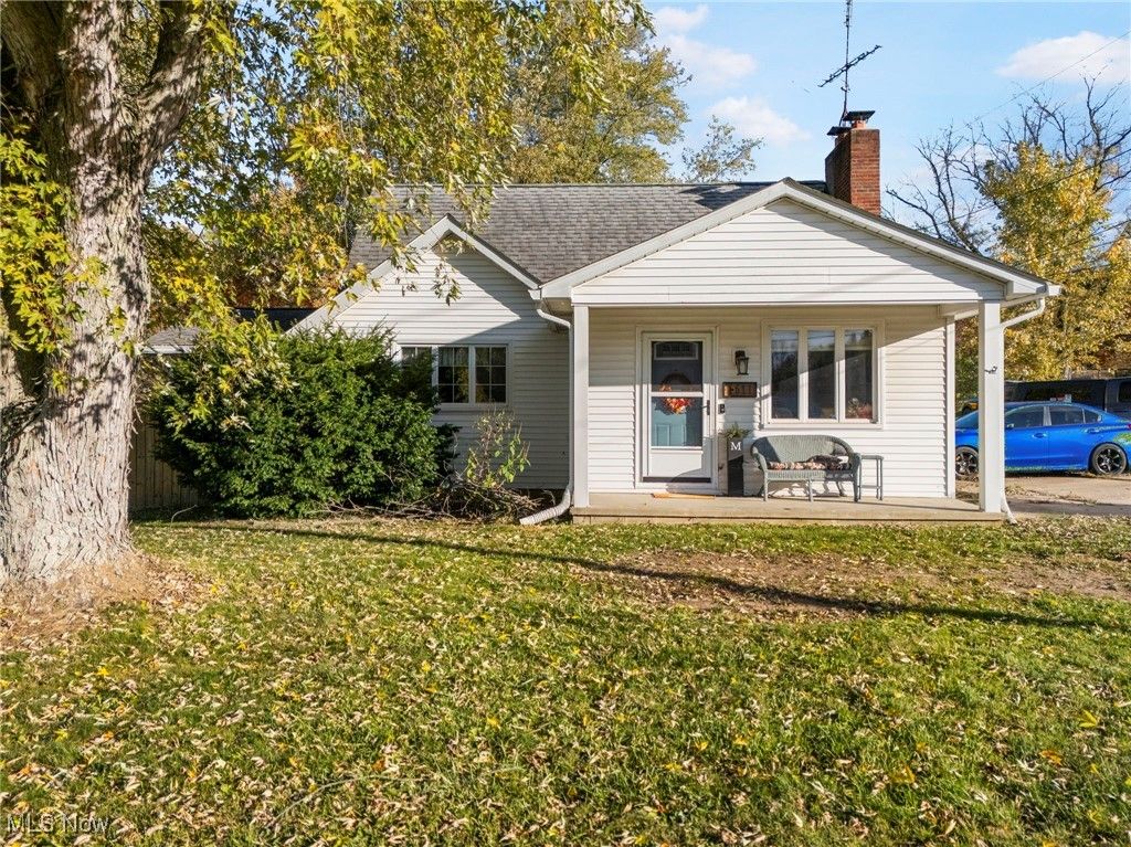 Photo of 1611 Village Street SE, Canton, OH 44707 (MLS # 5167959)