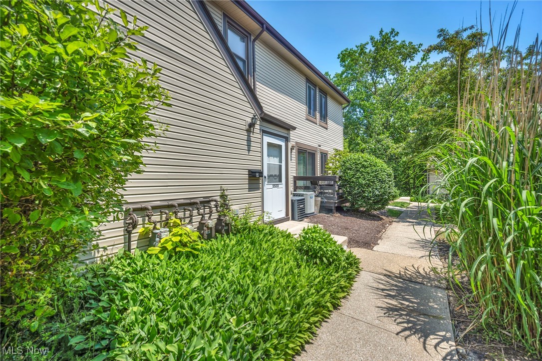 Attention all cash investors! Rare opportunity to renovate and reimagine this ideally located 2-bedroom ranch-style condo in the highly sought-after "Heather Wood Condo Community." Perfectly situated on one of the most desirable ravine-facing treed lots, this unit offers a truly serene and picturesque setting with peaceful treed views that create an unmatched sense of privacy and tranquility (attention all nature lovers). Floor plan provides excellent potential with light-filled rooms and an open-concept layout connecting the kitchen, dining area, and spacious great room—each offering beautiful views of the wooded ravine. A glass slider leads from the dinette to a private wood deck, ideal for relaxing or entertaining in nature’s embrace. The attached one-car garage offers protection from the elements and additional storage. This property is being sold strictly as is and will require cleanup of personal items and debris left behind; buyer will assume responsibility for removal. Seller is limited in what he is able to manage during the transition. With vision and updates, this condo has the potential to become an impressive owner-occupied residence or profitable investment. Fast occupancy available—don’t miss out on this one-of-a-kind setting. Property cannot be rented