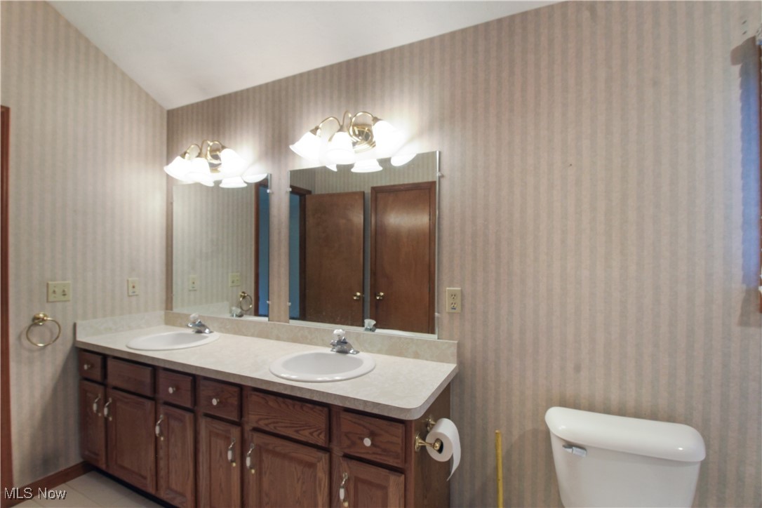 28420 Glen Hollow Lane, Olmsted Falls, Ohio image 9