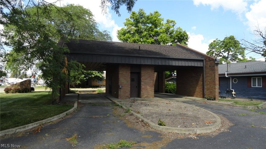 Ideal commercial location. All brick building in high traffic location. 240 square foot with office space with half bath. 900 square foot canopy. 2 lots with frontage on Wabash and Kelly Streets. Many possibilities.