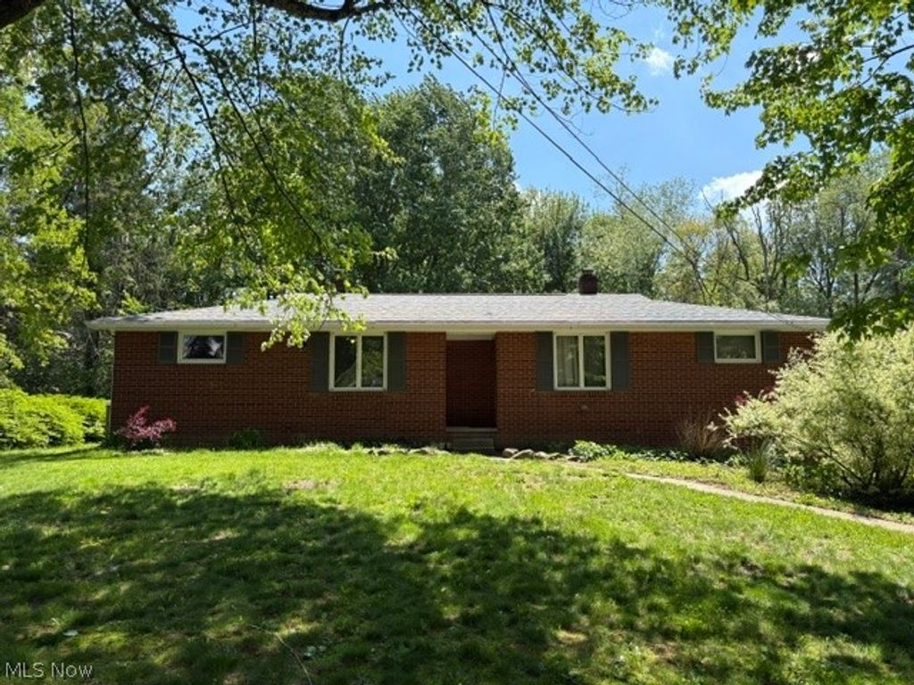 Photo of 12900 Sunset Circle NW, Uniontown, OH 44685 (MLS # 5211453)