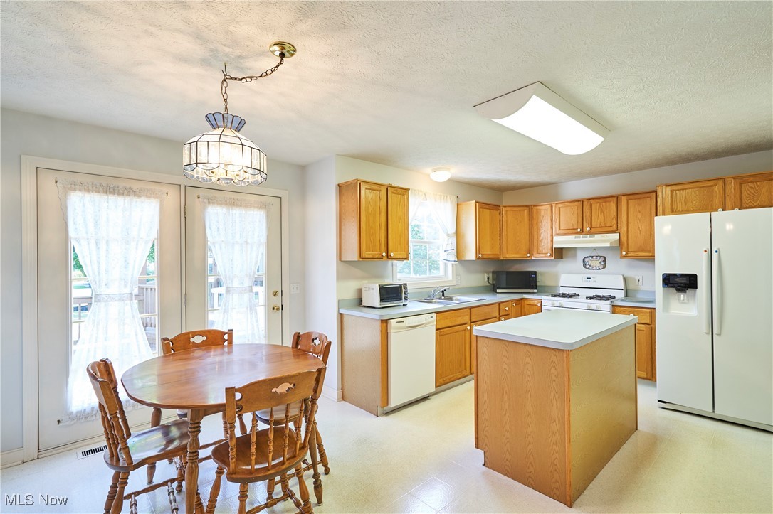 Fairlawn, Ohio 44333, United States, 3 Bedrooms Bedrooms, ,3 BathroomsBathrooms,Residential,Active,210398