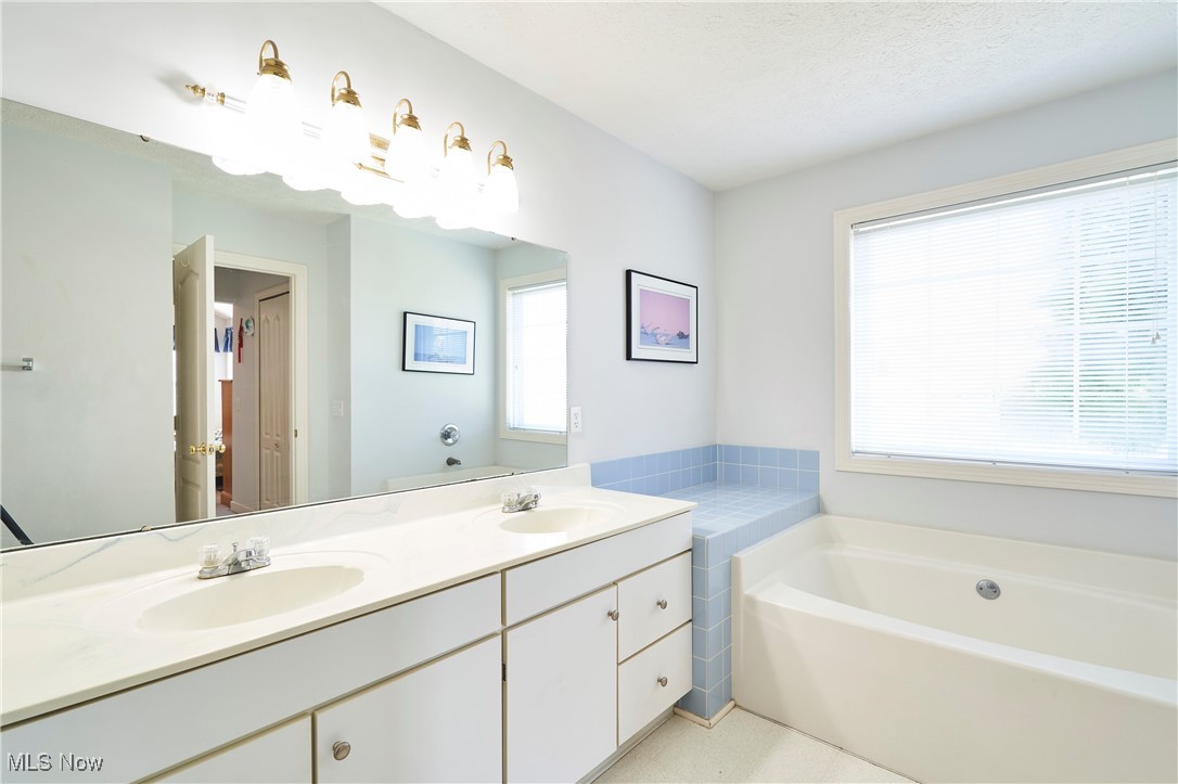 Fairlawn, Ohio 44333, United States, 3 Bedrooms Bedrooms, ,3 BathroomsBathrooms,Residential,Active,210398