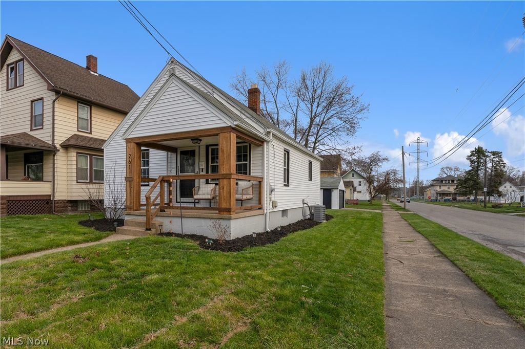 Photo of 261 Sexton Street, Struthers, OH 44471 (MLS # 5196565)