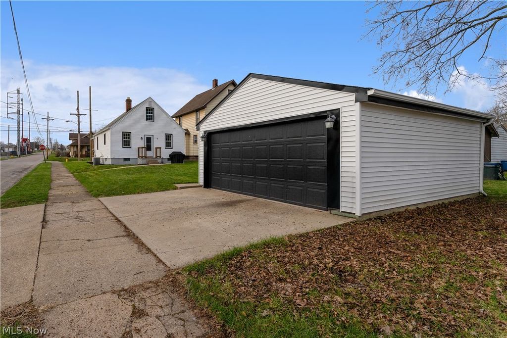 Photo of 261 Sexton Street, Struthers, OH 44471 (MLS # 5196565)