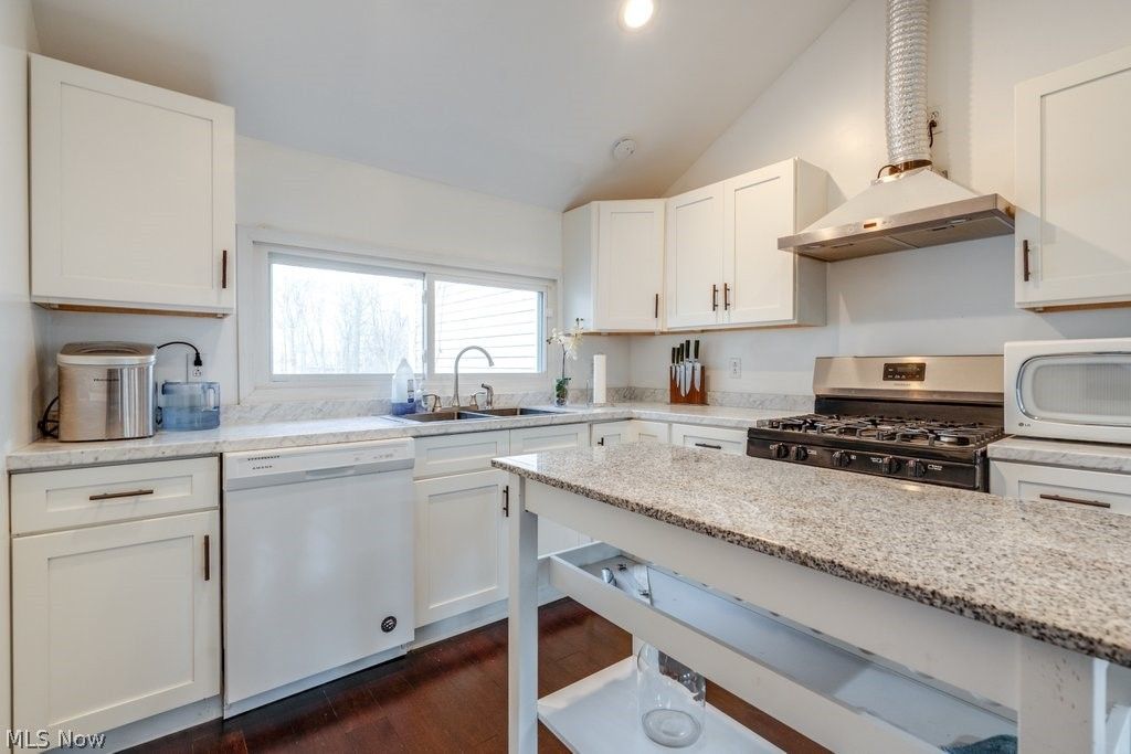 Photo of 6095 Bell Avenue, Hubbard, OH 44425 (MLS # 5188686)