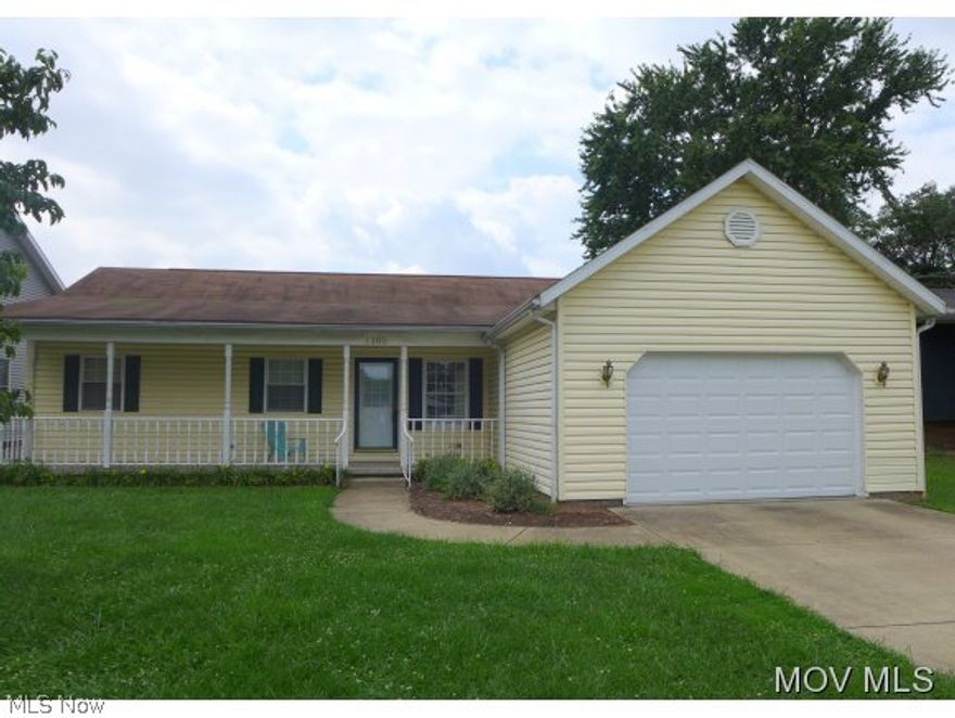 Cute vinyl ranch on level 60'x160' lot with attached garage, 4 bedrooms, 1.5 baths. Features Oak kitchen and hardwood in dining area, laundry off kitchen. Has alley access in back and is convenient to shopping.  Elem: Neale Elementary  Elem/Bus: N  JrHigh: Jackson Jr. High School  JrHigh/Bus: N  High: Parkersburg High  High/Bus: Y  Fire: VOL  Police: CTY  ;SQFT=Fin L1:1400, Fin Above:1400, Fin Total:1400, Unfin Above:0, Unfin Total:Y;GAR= Opener(s)
