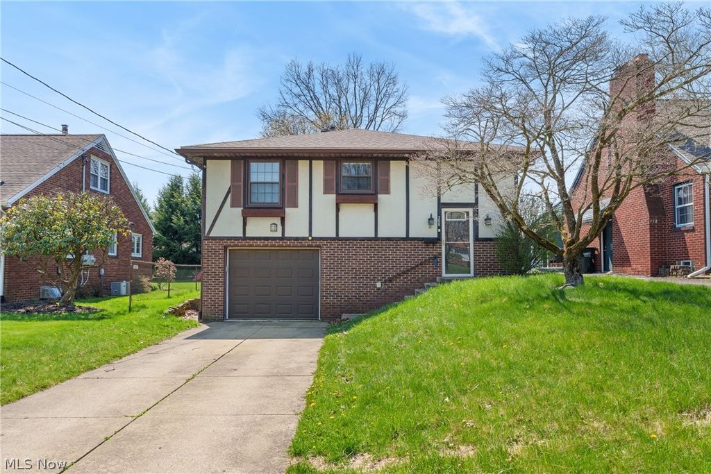 Photo of 208 Bonnett Street SW, North Canton, OH 44720 (MLS # 5199537)