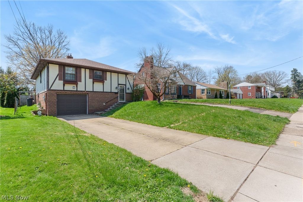 Photo of 208 Bonnett Street SW, North Canton, OH 44720 (MLS # 5199537)