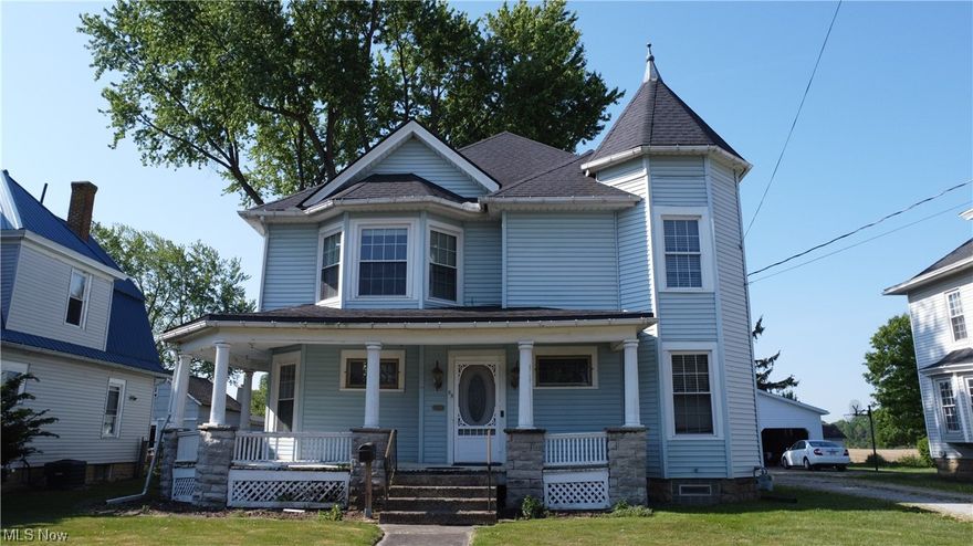 Greenwich Village - Beautiful & Updated 3/3 2-Story home w/ New-ish Kitchen and Appliances.  On the first floor, you will appreciate a renovated full bathroom, large formal dining room w/ built-in storage benches, built-in cabinet w/ leaded glass and sliding pocket doors that lead into the family room.  A really great feature of this home is the large Main Bedroom w/ New Spacious Bathroom including a Jetted Tub. Must see to appreciate.