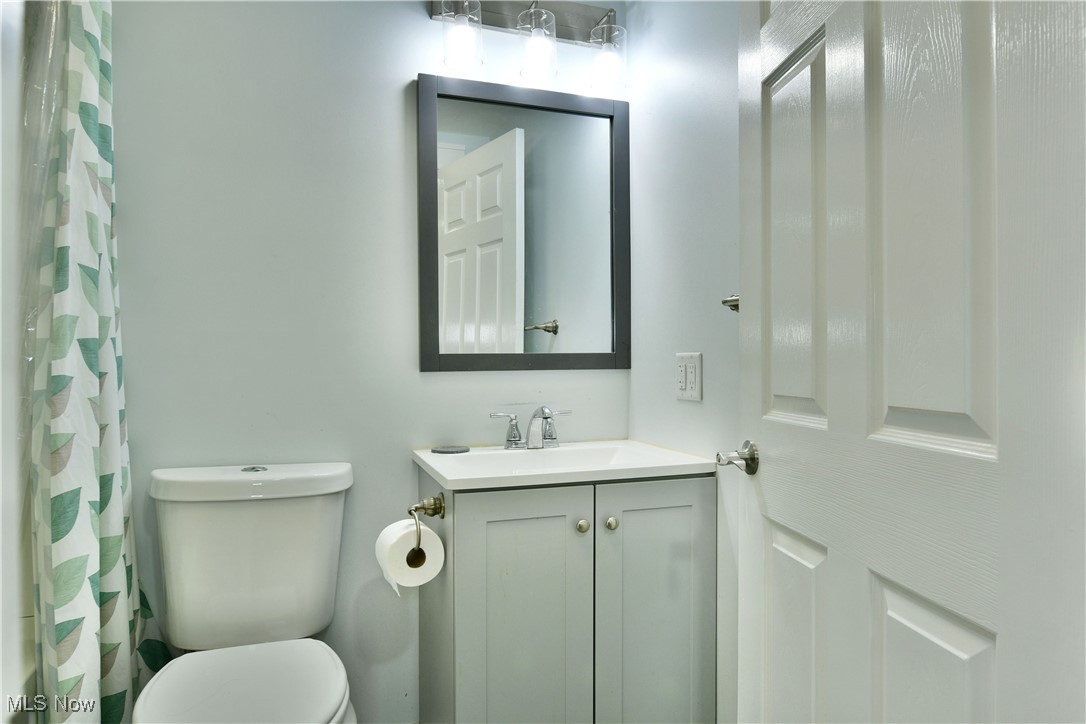 8276 Kenyon Drive, Warren, Ohio image 37