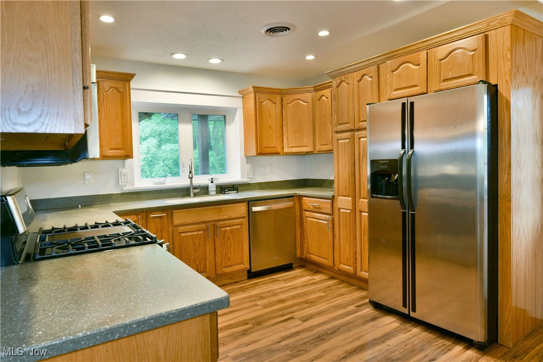 8276 Kenyon Drive, Warren, Ohio image 13