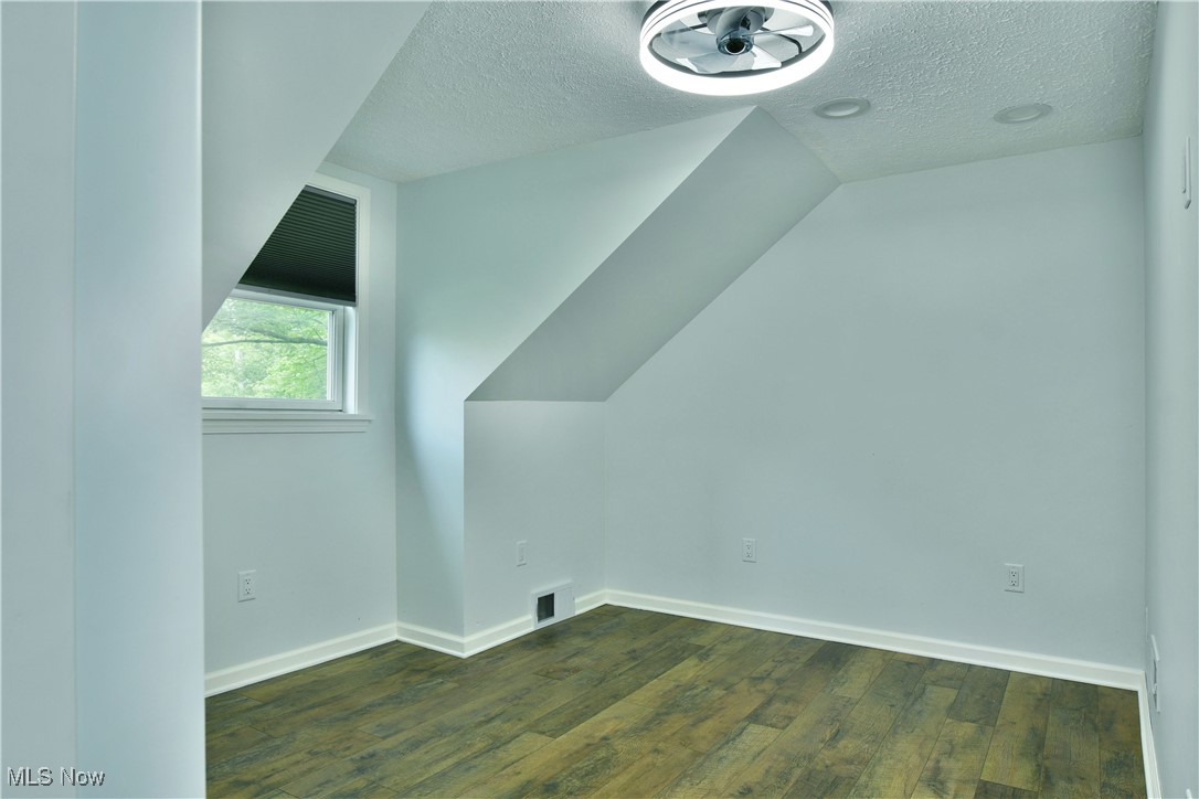 8276 Kenyon Drive, Warren, Ohio image 34