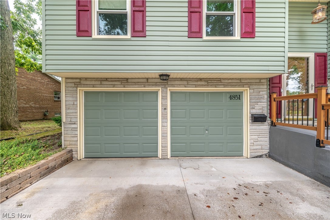 4851 Woodridge Drive